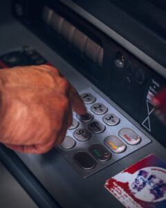 Para ilustrar este texto sobre cómo mejorar el puntaje del Buró de Crédito hemos seleccionado una imagen en la que aparece el teclado de un cajero automático y una mano pulsando sus teclas.