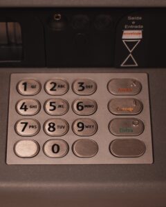 Como imagen destaca de este texto sobre lo que debes saber para tener tu primera tarjeta de crédito, hemos seleccionado la fotografía de un teclado de un cajero automático.