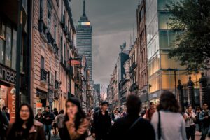 Como imagen destacada para este texto sobre franquicias de México hemos seleccionado un fotografía tomada en la calle Madero del centro de CDMX. De fondo se observa la torre latinoamericana, antecedida por lo edificios de la calle. En primer plano aparece dos mujeres de frente de lado izquierdo y dos de espaldas del lado derecho.