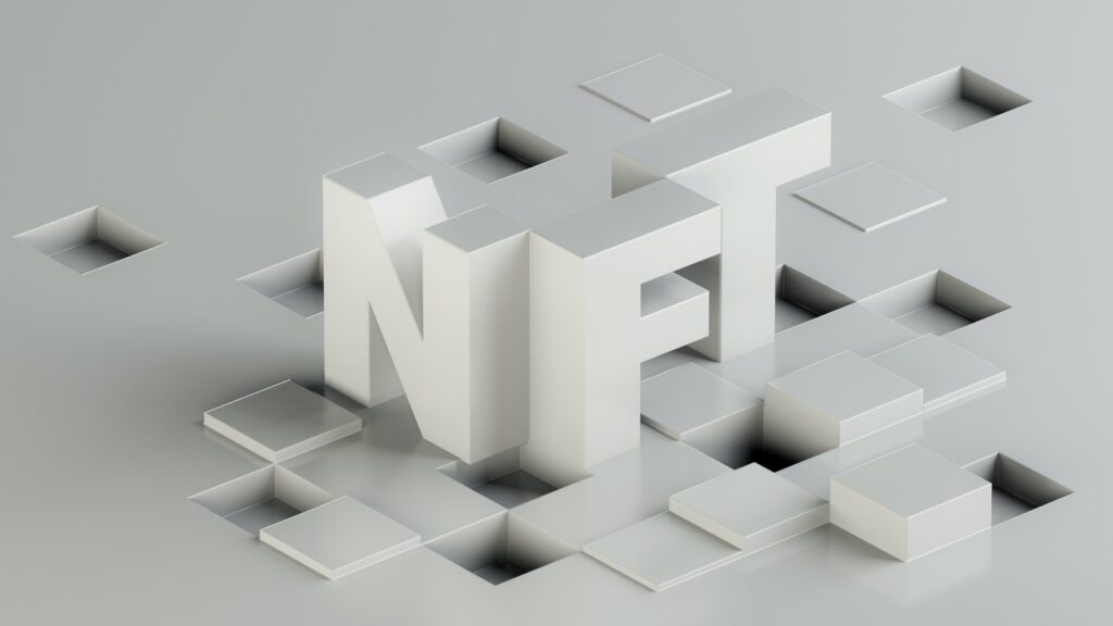 Esta imagen interior muestra las letras N F Y T en un diseño digital blanco. La posición de las letras con dimensión forman una especie de medio cubo sobre un piso con huecos.