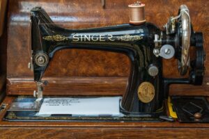 Isaac Merritt Singer es considerado el pionero de las franquicias, por lo que como imagen destacada hemos seleccionado una imagen de una máquina de coser Singer. El objeto aparece al centro, es de color negro con motivos dorados y en ella se lee la marca.