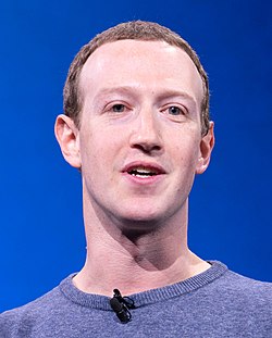 Fotografía del emprendedor Mark Zuckerberg. Hombre joven de pelo corto con mueca de estar hablando.