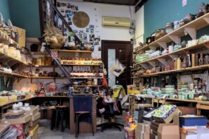 Como imagen destacada para este texto sobre qué son las pymes hemos seleccionado la fotografía de una peña tienda de instrumentos para preparar y beber té. En las tres paredes visibles hay cuatro niveles de repisas con los objetos.