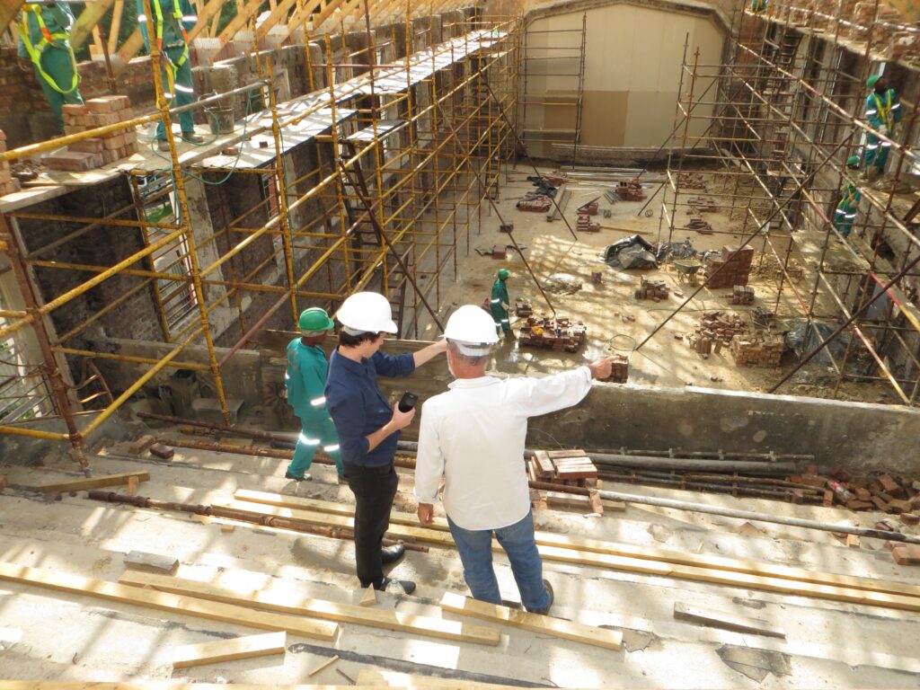 La imagen destacada para este texto sobre lo que es la Coparmex es una fotografía en la que vemos a un par de sobre espada al centro, en una construcción.
