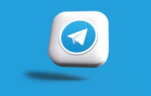 Como imagen destacada de este texto sobre 5 bots de Telegram que necesitas en tu vida tenemos una ilustración en vectores del ícono de la aplicación móvil de mensajería. Los colores usados son blanco y azul claro.