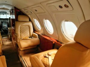 La imagen destacada para este texto sobre 3 jóvenes multimillonarios menores de 30 años, tenemos una fotografía del interior de un lujoso avión privado.