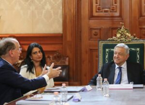 Para este texto sobre la reunión de López Obrador con el presidente de BlackRock, larry fink, tenemos una imagen de ambos en una reunión pasada, en la que se les ve sentados, con una mesa entre ambos.