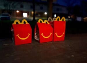 Como imagen destacada para este texto sobre la despedida de McDonald's de Rusia, en medio de la guerra que vive el país contra Ucrania, tenemos una fotografía en la que se ven tres de las famosas cajitas felices.