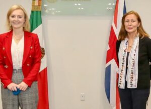 Para este texto sobre que México busca un nuevo TLC con Reino Unido, tenemos una imagen de la secretaria mexicana con la secretaria de Asuntos Exteriores del Reino Unido, cuando la recibió el año pasado en México.