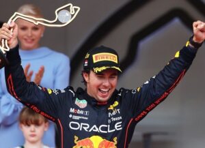 Como imagen destacada para este texto sobre el triunfo de Sergio ‘Checo’ Pérez en el Gran Premio de Mónaco de la Fórmula 1, tenemos una fotografía en ella que se le ve sosteniendo la presea del GP.