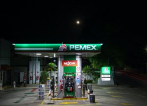 Para este texto sobre que los estímulos fiscales a las gasolinas continuan, tenemos una imagen destacada que es la fotografía d una gasolinera de Pemex; está vacía y es de noche.