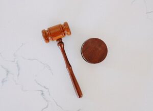 Para este texto sobre que  Shakira irá a juicio, en el marco de la acusación en su contra por fraude fiscal en España, tenemos como imagen destacada una fotografía de un mazo de jue de madeja sobre un fondo con acabado de mármol.