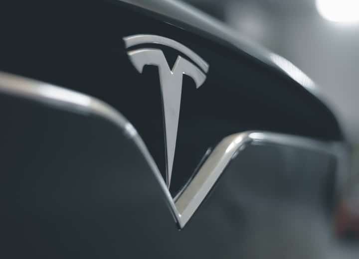 Esta imagen interna es una fotografía al logo de Tesla, empresa de la que es propietario Elinas Musk.