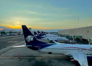 Como imagen destacada de este texto sobre la decisión de accionistas de Aeroméxico para salir de la BMV tenemos una fotografía de aviones de la aerolínea en la pista del aeropuerto, estacionados.