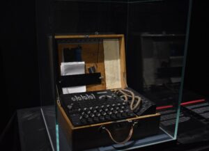 Como imagen destacada para este texto sobre Alan Mathison Turing, tenemos una fotografía de la maquina enigma con la que los nazis cifraban mensajes.