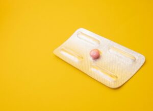 Como imagen destacada para este texto sobre el límite de Amazon para la compra de píldoras anticonceptivas de emergencia, tenemos una fotografía de una de estas píldoras en su empaque, sobre un fondo amarillo.