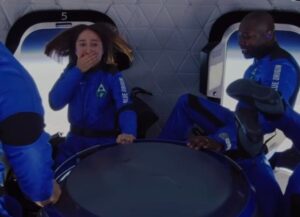 Para este texto sobre Katya Echazarreta, primera mexicana que viaja al espacio, tenemos como imagen destacada una fotografía en la que se ve dentro de la cápsula en que viajo, vistiendo su traje azul y expresando emoción por el movimiento.