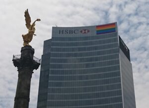 Para este texto sobre que HSBC México suspenderá el servicio de sus cajeros y tarjetas, por labores de mantenimiento, tenemos una fotografía de su sede desde afuera, en la que se ve el ángel de la independencia.