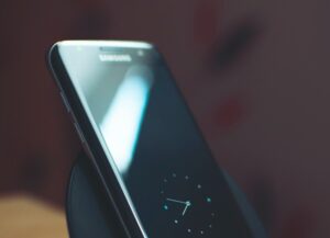 Como imagen destacada para este texto sobre una multa millonaria a Samsung Australia tenemos una fotografía de la pantalla de uno de sus celulares, en modo reposo.