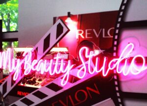 Para este texto sobre la declaración de bancarrota de la empresa de cosméticos Revlon, tenemos una imagen destacada de un estudio de belleza donde resalta en logo de la marca.