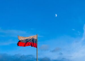 Para este texto sobre los pagos de Rusia de sus bonos internacionales tenemos como imagen destacada una fotografía donde se ve la bandera del país en un asta con el cielo de fondo.
