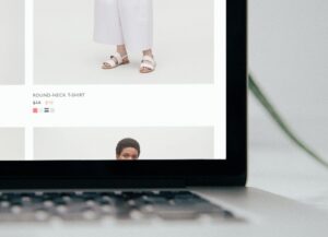 Para este texto sobre comercio online y compras en línea seguras tenemos una imagen en la que se ve un sitio web de venta de ropa en la pantalla de una computadora.