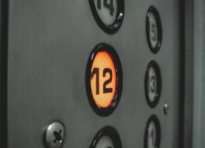 Como imagen destacada para este texto sobre qué son los levator pitch y cómo hacer un discurso de ascensor tenemos una image ilustrativa de los botones de un elevador, donde el 12 está presionado.