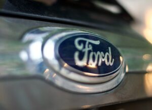 Como imagen destacada para este texto sobre que Ford debe retirar millones de autos, por un defecto, tenemos una imagen en la que se ve un logo de la marca colocado en un vehículo.