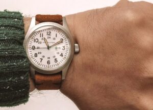 Como imagen destacada para este texto sobre que el presidente quiere eliminar el horario de verano en México, tenemos una fotografía en la que se ve un reloj de manecillas de mano que porta un hombre.