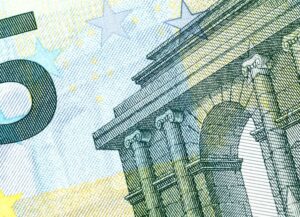 Como imagen destacada a este texto sobre que Europa elevó sus tasas de interés frente a la inflación, tenemos una fotografía de un gran acercamiento a un billete de Euro. 