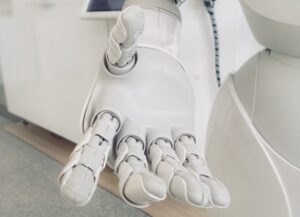 Para este texto sobre inteligencia artificial, tras el caso de Google y un programa suyo, tenemos como imagen destacada una fotografía de una mano robótica blanca extendida hacia el frente.