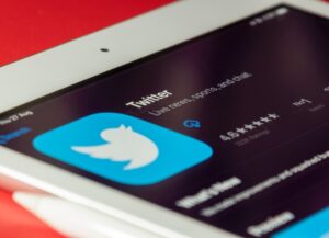 Como imagen destacada para este texto sobre la amenaza de elonmusk para retirar su oferta de twitter al no conocer le numero de usuarios falsos, tenemos una fotografía de la aplicación en un tienda virtual que aparece en la pantalla de un dispositivo electrónico.