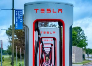 Para este textosobre que Elon Musk, CEO de Tesla, envió un comunicado al personal de su empresa para volver a la oficina, tenemos como imagen destacada una fotografía de las unidades de carga de la empresa para los autos que fabrica.