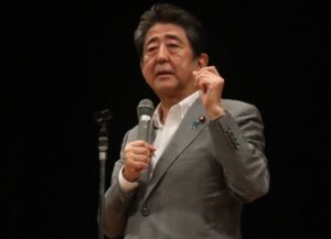Como imagen destacada sobre esta nota de que Shinzo Abe, antiguo primer ministro de Japón, fue asesinado a tiros, este viernes, tenemos una fotografía del político hablando.