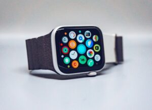 Como imagen destacada para esta nota sobre Apple y la tecnología de la salud, tenemos la fotografía de un Apple Watch encendido sobre una mezcla blanca.