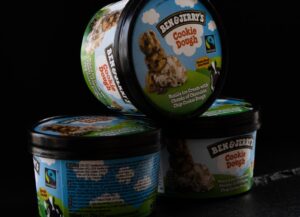 Ben & Jerry's y Unilever, buscan una mediación en la disputada venta del negocio israelí a un licenciatario local en Cisjordania ocupada, en la nota al respecto tenemos una imagen destacada que es una fotografía de tres botes de helados.