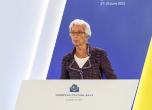 Para este texto, tenemos una imagen de Christine Lagarde donde la vemos dando un discurso.