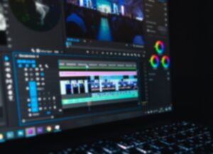 Como imagen destacada para este texto sobre Deepfake tenemos una fotografía ilustrativa en la que se ve la pantalla de una computadora en un programa de edición e video, simulando el proceso utilizado para los Deepfakes.