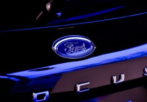 Como imgen destacada para esta nota de que Ford planea 8 mil despidos, tenemos una fotografía del oro de la marca sobre un auto.
