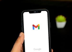 Como imagen destacada para este texto sobre que por primera, se ofrece una vista integrada de Gmail, es una fotografía en la que se está iniciado la app en un celular.