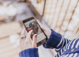 Instagram cuenta con herramientas y recursos nuevos diseñados para brindar apoyo a padres, madres y tutores; como imagen detacada para el texto al respecto, tenemos una fotografía en la que un par de manos sostienen un celular donde navegan en la aplicación.