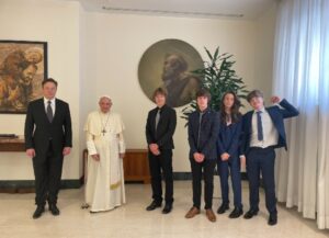 Como imagen estada sobre la noticias de que Elon Musk se convirtió en padre de gemelos en noviembre de 2021, tenemos una fotografía en la que se ve al empresario, en compañía de 4 de sus hijos adolescentes y el papa Francisco.
