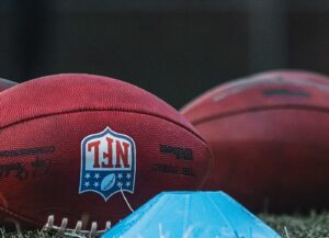 Como imagen destacada para este texto sobre que la NFL anuncia servicio de streaming, tenemos una fotografía en la que vemos dos balones de americas sobre el pasto.