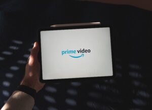 A partir de septiembre, Amazon aumentará los precios de Prime en Europa; como imagen destacada para el texto al respecto, tenemos una fotografía de una tableta iniciando la aplicación; el dispositivo es sostenido por una mano.