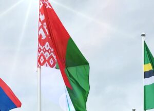 Como imagen destacada para este texto sobre que Reino Unido informó de nuevas sanciones económicas, comerciales y de transporte a Bielorrusia, por su apoyo a Rusia contra Ucrania, tenemos una fotografía de la bandera de Bielorrusia hondeando, con el cielo despejado de fondo.