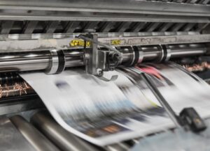 Para esta nota sobre la ley aprobada por la cámara baja del parlamento de Rusia, que faculta busca cerrar ciertos medios informativos extranjeros, tenemos la fotografía de un diarios en plena impresión.