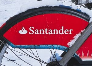 Como imagen destacada para este texto sobre que Santander frenó el proceso para comprar Banamex tenemos una fotografía en la que vemos el logo del Banco Santander en letras blancas y fondo rojo.