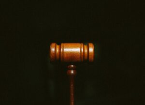 Como imagen estacada para este texto en el que hablamos de que la UE dio el visto bueno a normas históricas para frenar a firmas tecnológicas: Ley de Mercados Digitales y Ley de Servicios Digitales, tenemos la fotografía de un mazo.