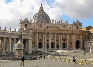 Como imagen destacada para este texto sobre que el Vaticano ordenó el cierre de cuentas de inversión extranjera, tenemos una fotografía de la plaza de San Pedro.