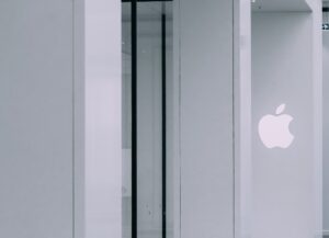 Como imagen destacada para este texto sobre que quien fuera el principal abogado corporativo de Apple se declaró culpable de seis cargos de fraude, tenemos una fotografía de una columnas blancas en las que destaca el símbolo de la manzana de la firma.